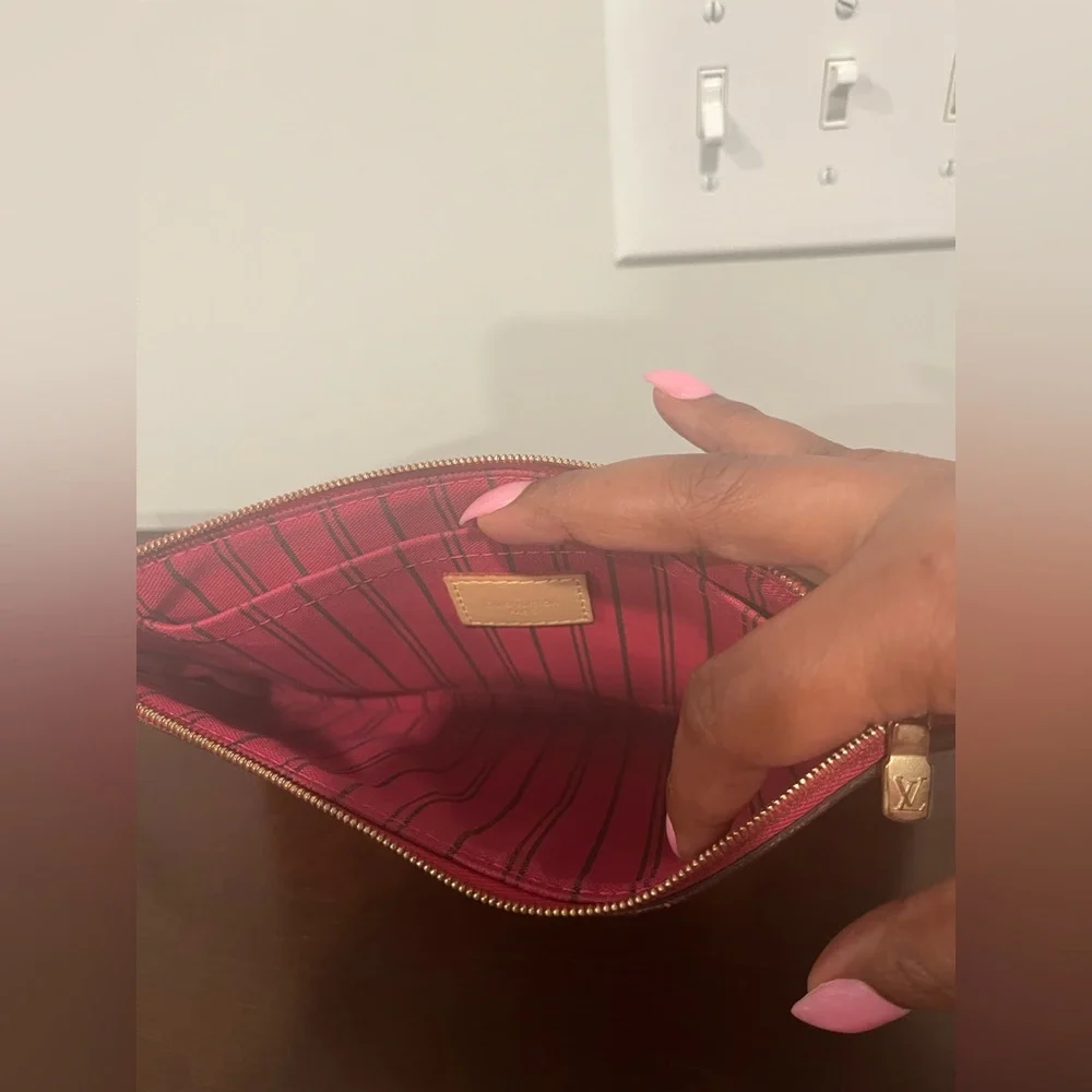 ⭐️ Authentic Louis Vuitton Neverfull MM Pouch ⭐️ - Picture 4 of 7